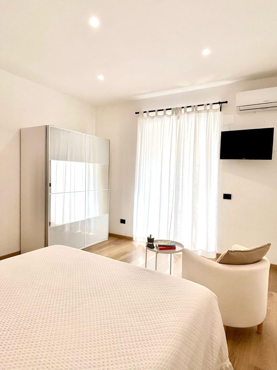 Bed, TV and multimedia, Photo of the whole room, Bedroom, wardrobe