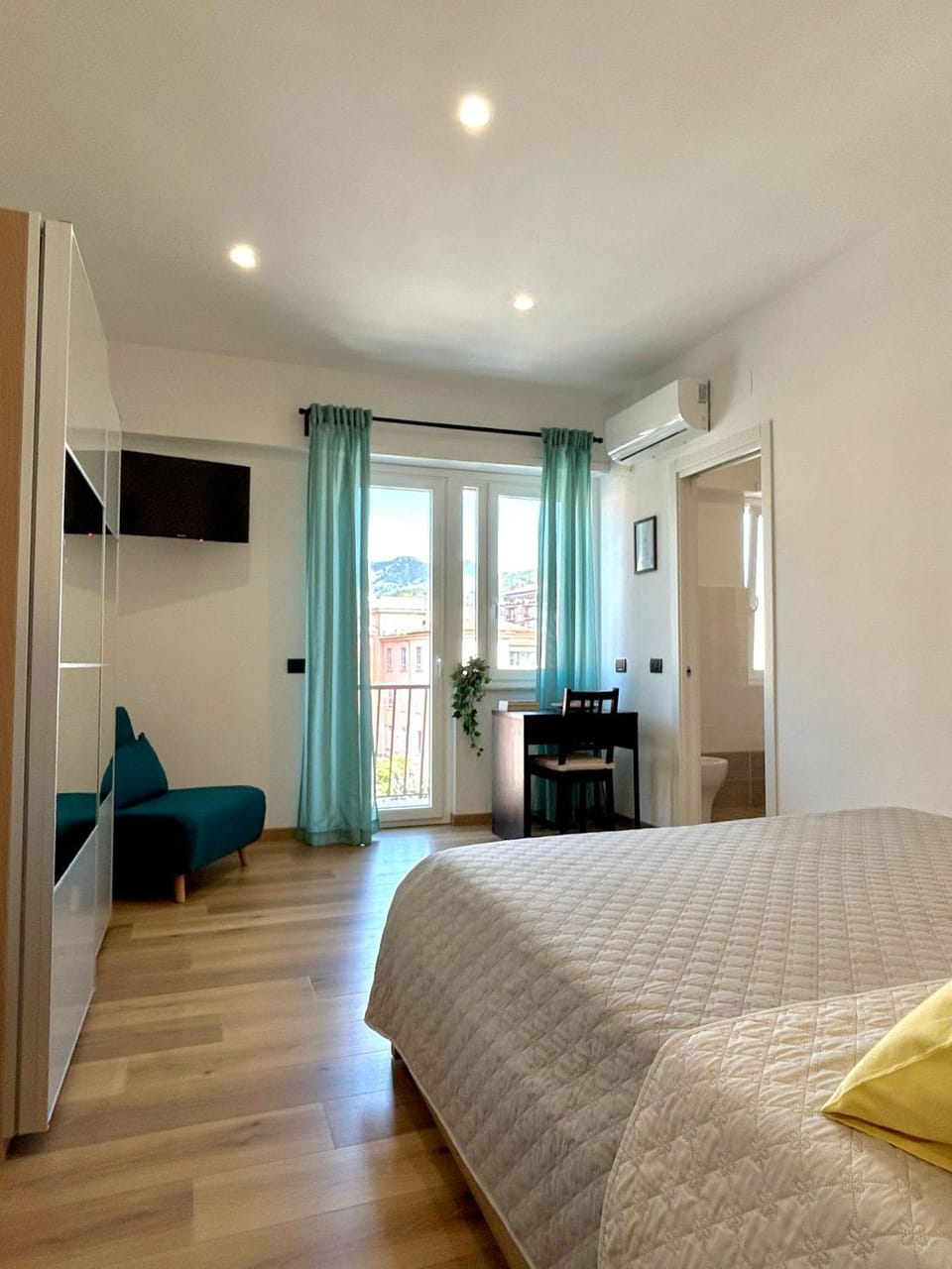 Balcony/Terrace, Decorative detail, Bedroom, City view, Mountain view, Street view, air conditioner