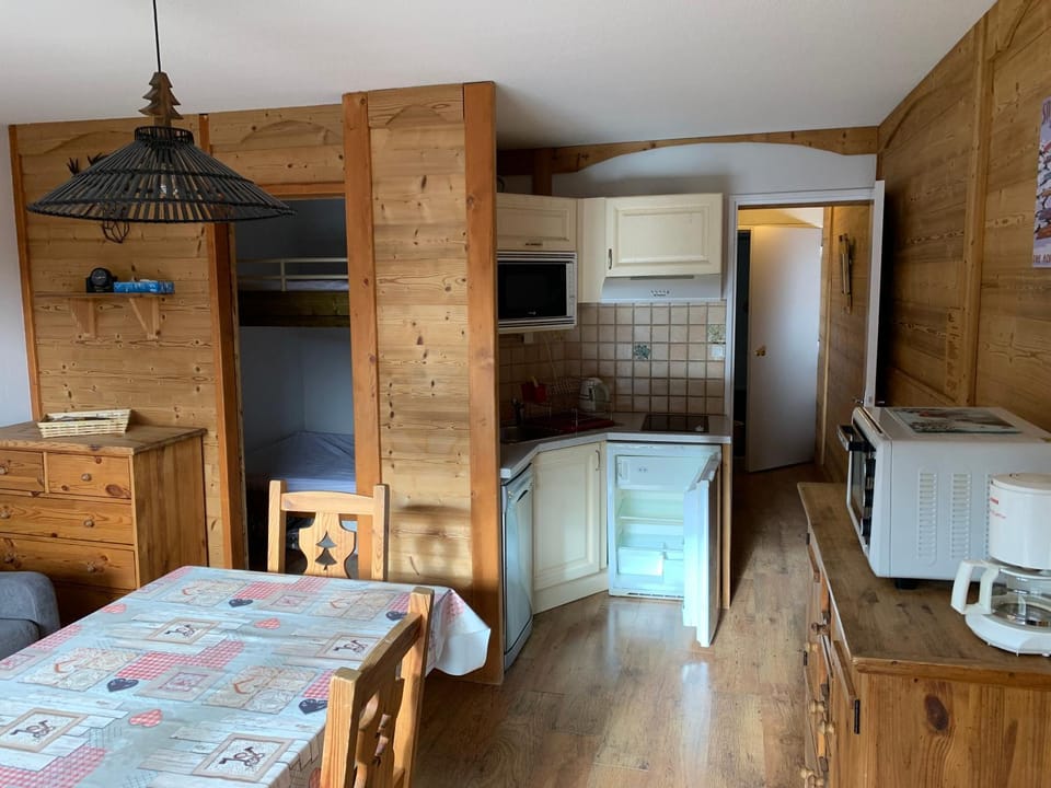 Bedroom, kitchen