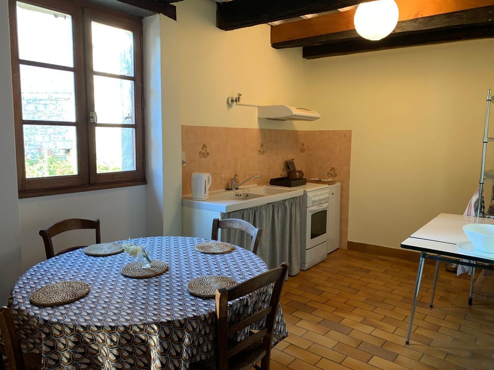 Kitchen or kitchenette, Dining area