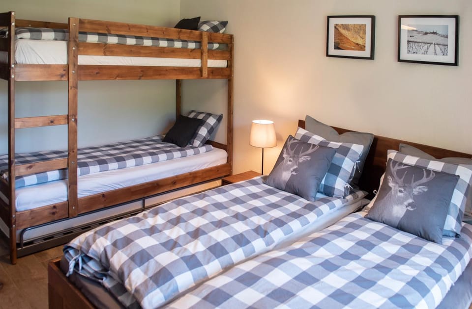 Bedroom, bunk bed