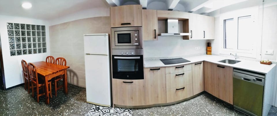 Kitchen or kitchenette, dishwasher, minibar