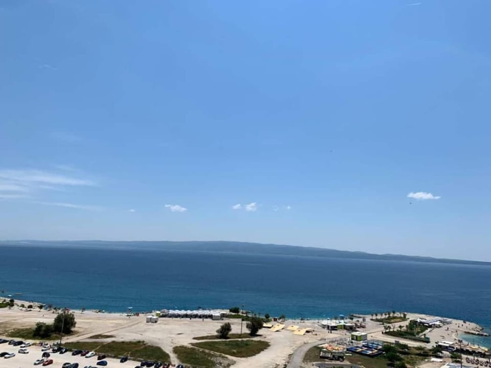 Luxe hot tube apartment, with views, near beach Apartment in Split