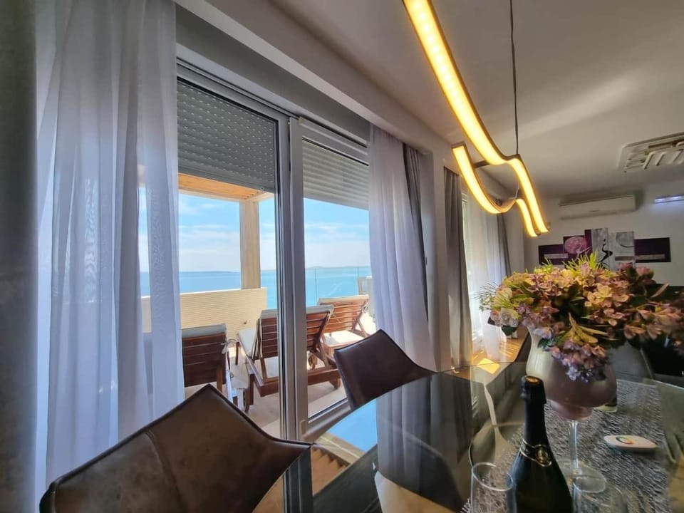 Luxe hot tube apartment, with views, near beach Apartment in Split