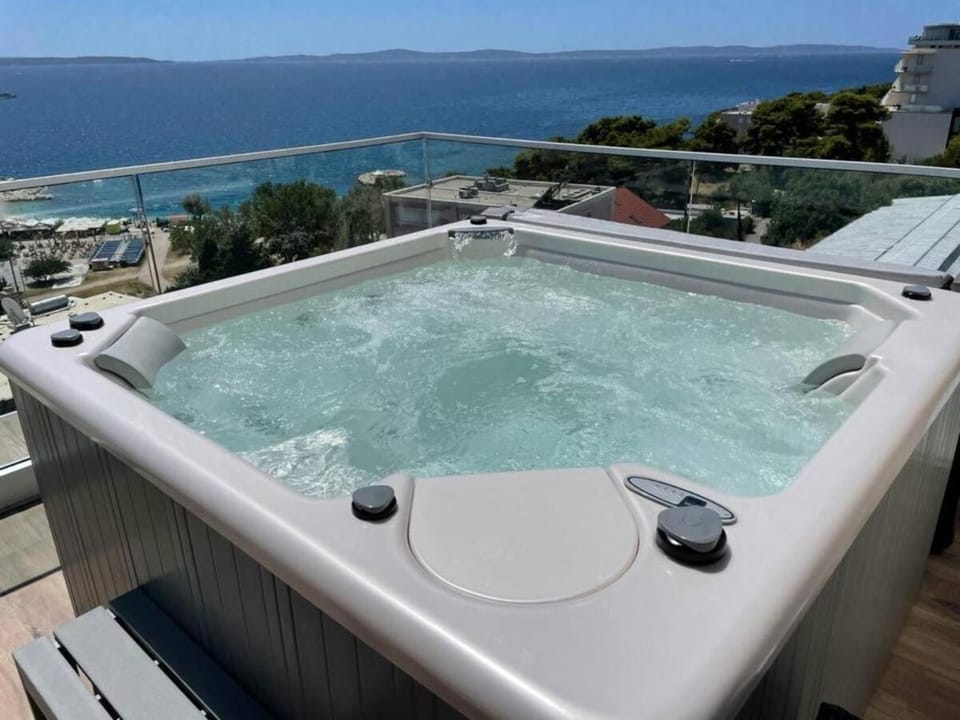 Luxe hot tube apartment, with views, near beach Apartment in Split