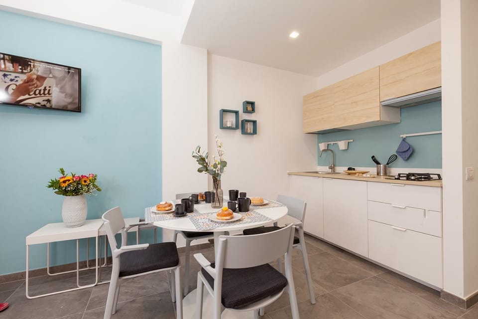 Kitchen or kitchenette, Dining area
