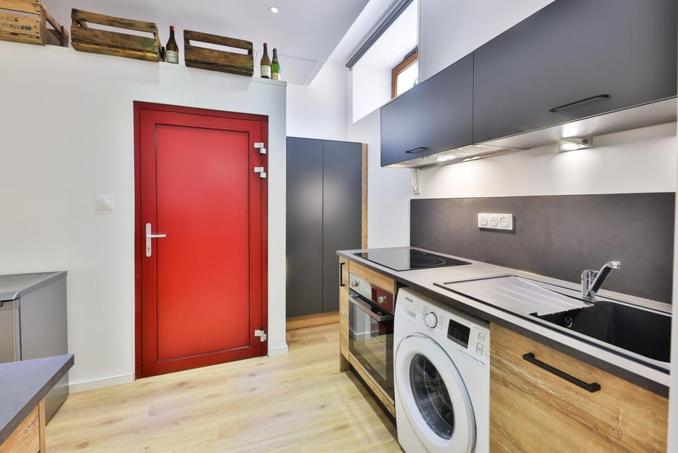 Kitchen or kitchenette, stove, washing machine