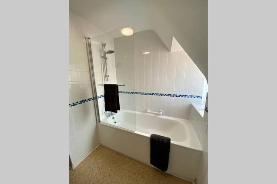 Stunning Apartment - 5 Minute Walk to the Best Beach! - Great Location - Parking - Fast WiFi - Smart TV - Newly decorated - Close to Bournemouth & Poole Town Centre & Sandbanks Apartment in Poole