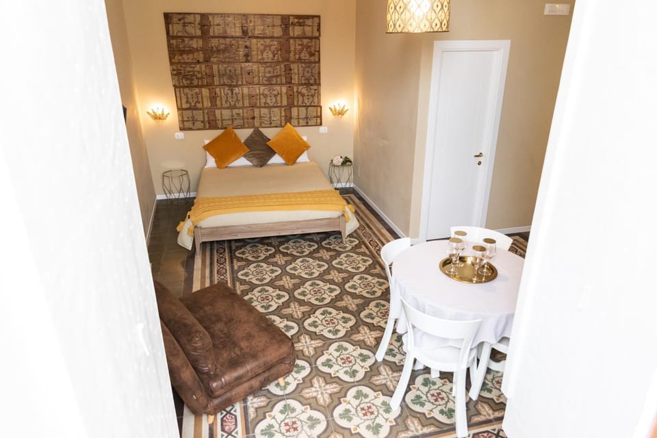 Bed, Living room, Dining area, Bedroom