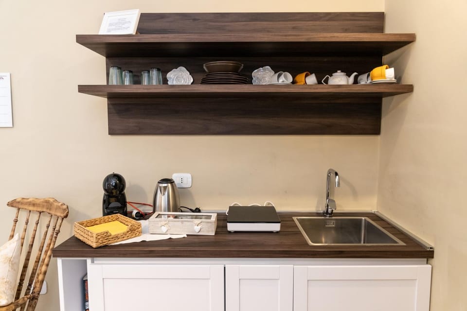 Coffee/tea facilities, Kitchen or kitchenette, stove