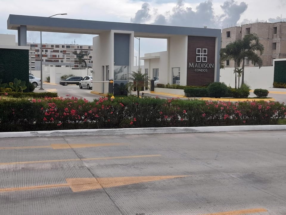Property building, Facade/entrance