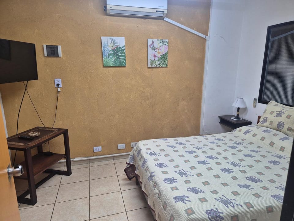 TV and multimedia, Photo of the whole room, Bedroom, air conditioner