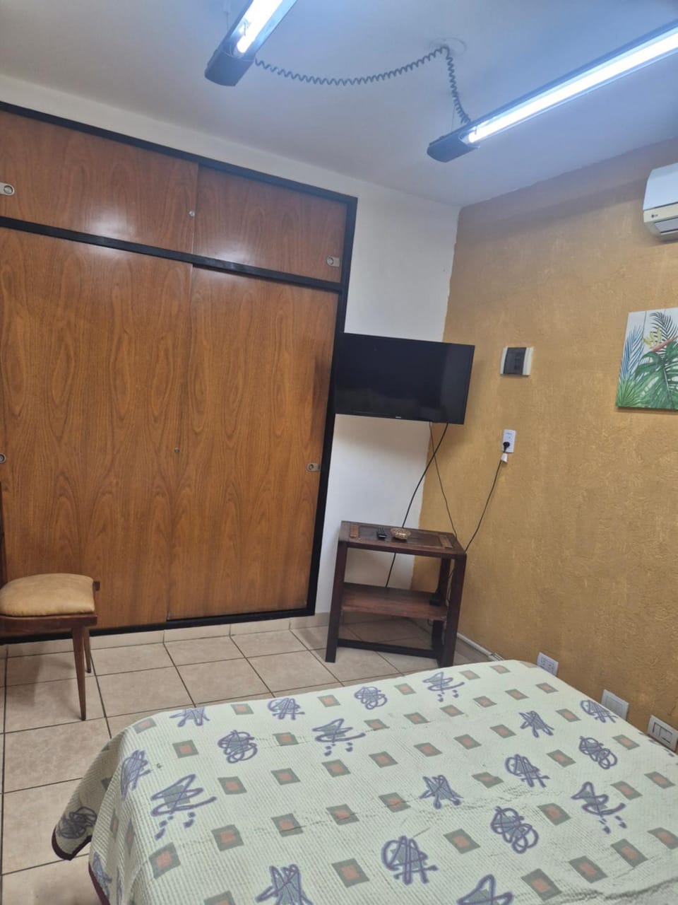 Photo of the whole room, Bedroom, wardrobe, air conditioner