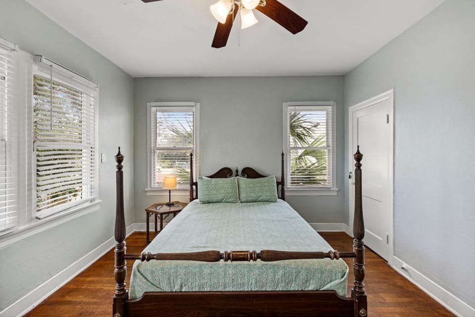 The Starboard at M Historic Lost Bayou Retreat Walk to Beach Sleeps 6 Apartment in Galveston Island