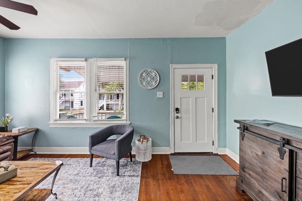 The Starboard at M Historic Lost Bayou Retreat Walk to Beach Sleeps 6 Apartment in Galveston Island