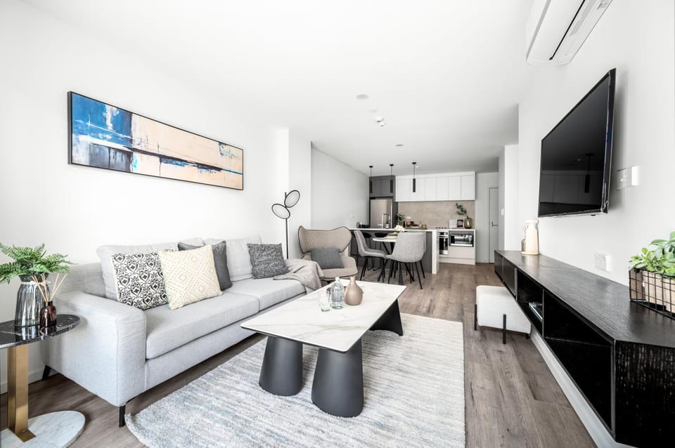 TV and multimedia, Kitchen or kitchenette, Living room, Seating area, Dining area