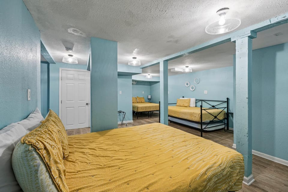 Historic Anchor at M Sleeps 7 Outdoor Shower Mins to Beach & Moody Gardens Apartment in Galveston Island