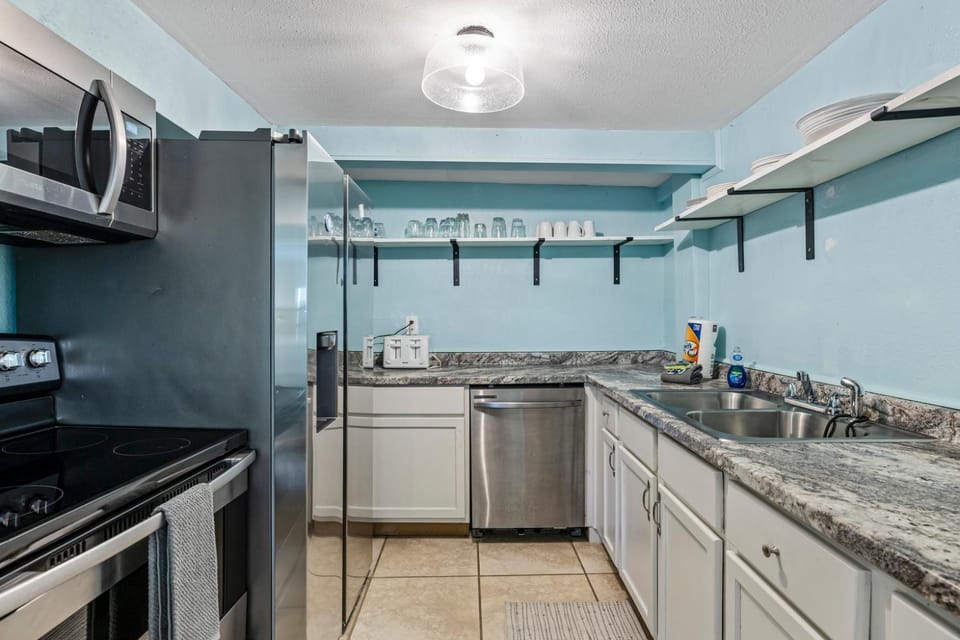 Historic Anchor at M Sleeps 7 Outdoor Shower Mins to Beach & Moody Gardens Apartment in Galveston Island