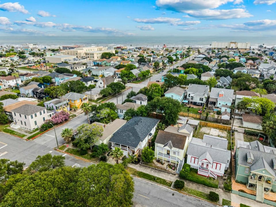 M Street Double Top Floor of a Historic Triplex Sleeps 12 Walk to Beach Apartment in Galveston Island