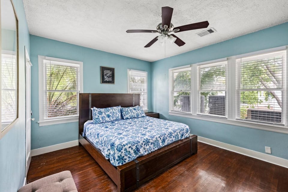 M Street Double Top Floor of a Historic Triplex Sleeps 12 Walk to Beach Apartment in Galveston Island