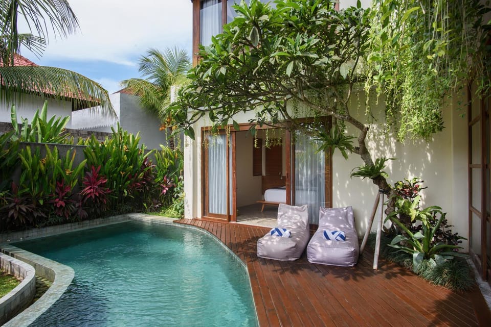 Pool view, Swimming pool, sunbed