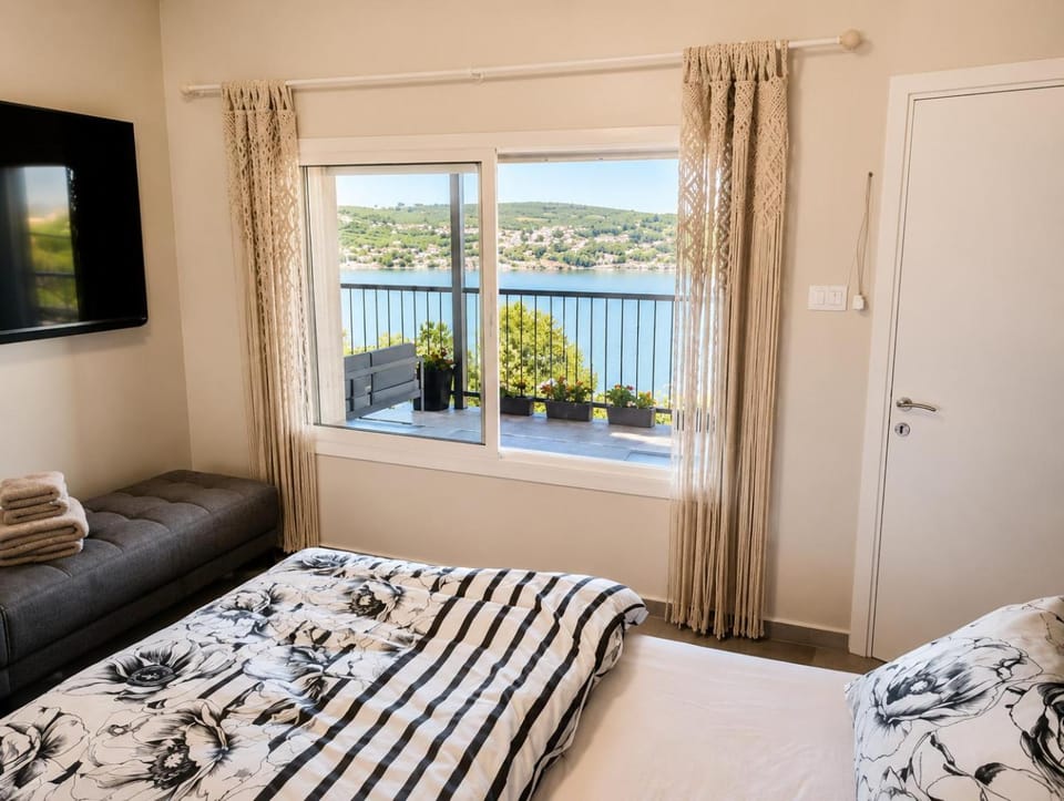 Bed, Natural landscape, TV and multimedia, View (from property/room), Photo of the whole room, Bedroom, River view