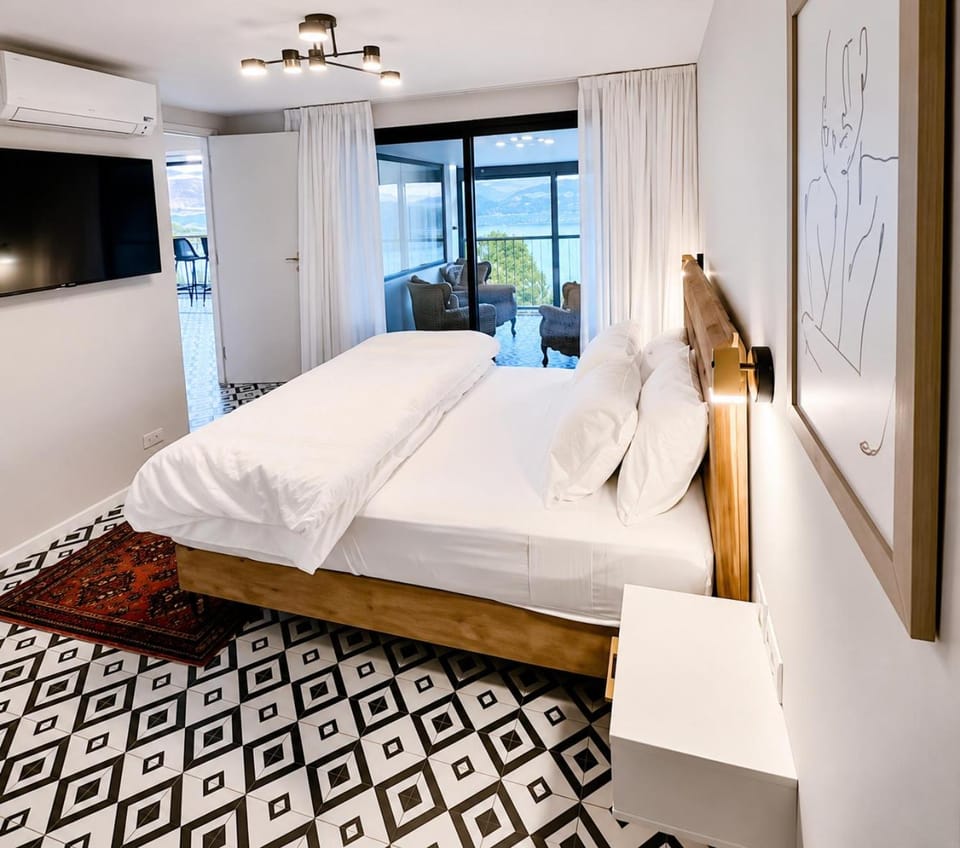 Bed, TV and multimedia, Photo of the whole room, Bedroom