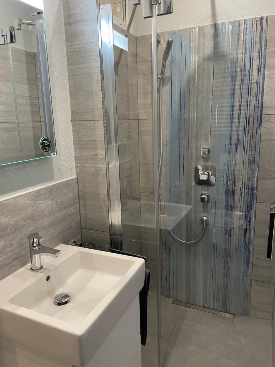 Shower, Toilet, Bathroom, towels