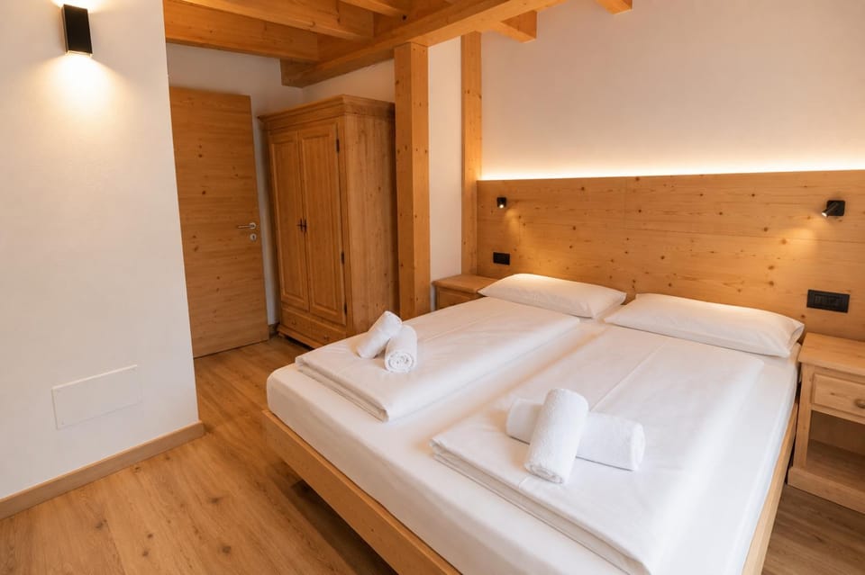 Bed, Bedroom, towels, wardrobe