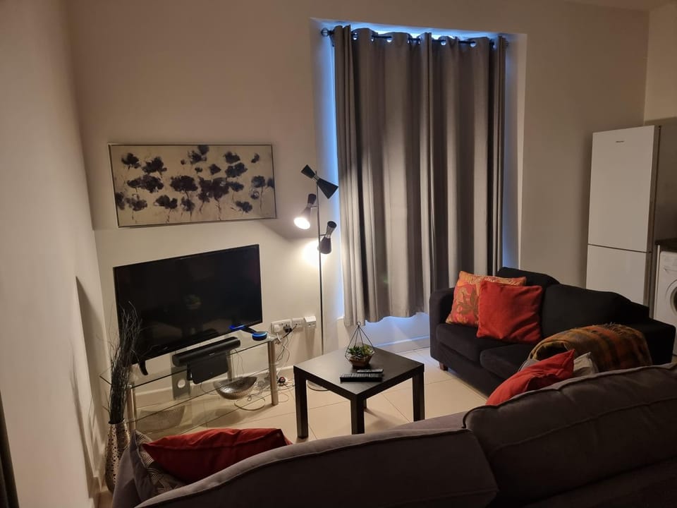 TV and multimedia, Living room, Seating area, Evening entertainment