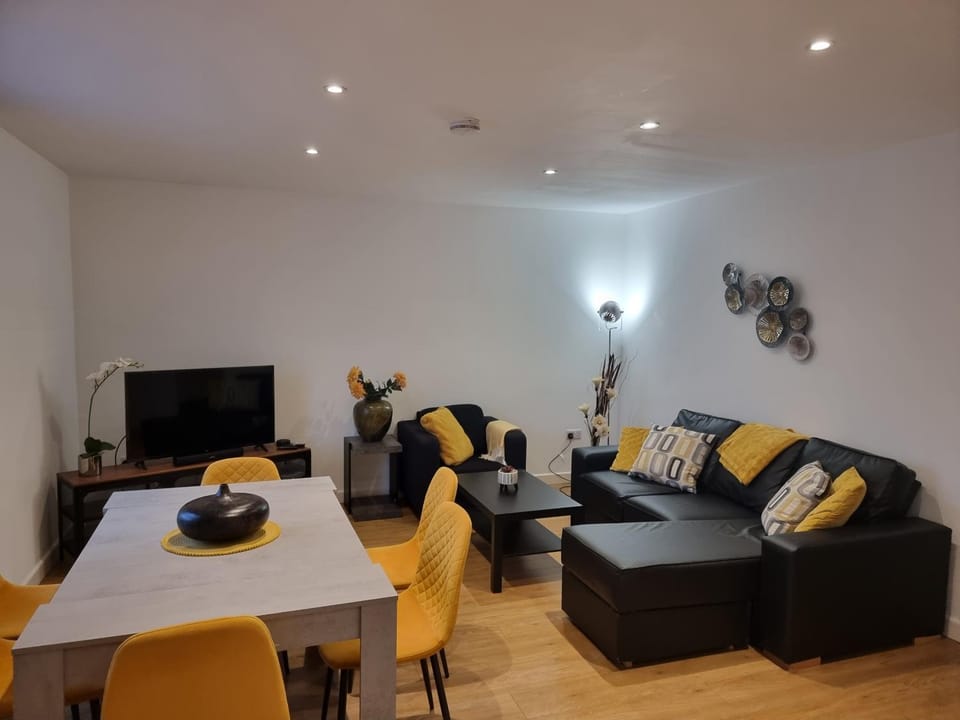 TV and multimedia, Living room, Seating area, Dining area, Evening entertainment