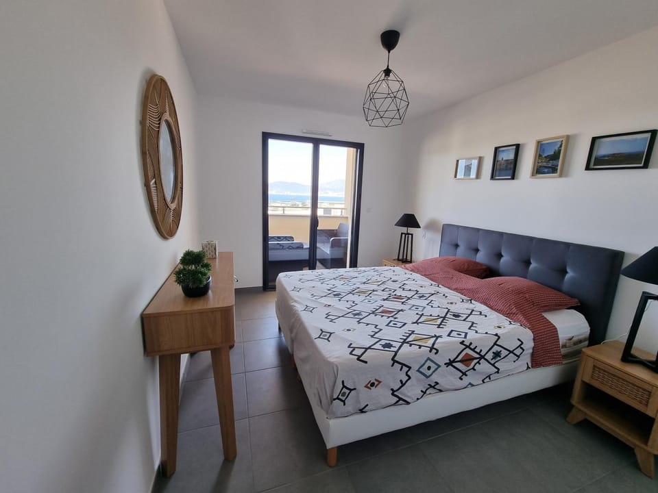 Bed, Photo of the whole room, Bedroom, Sea view
