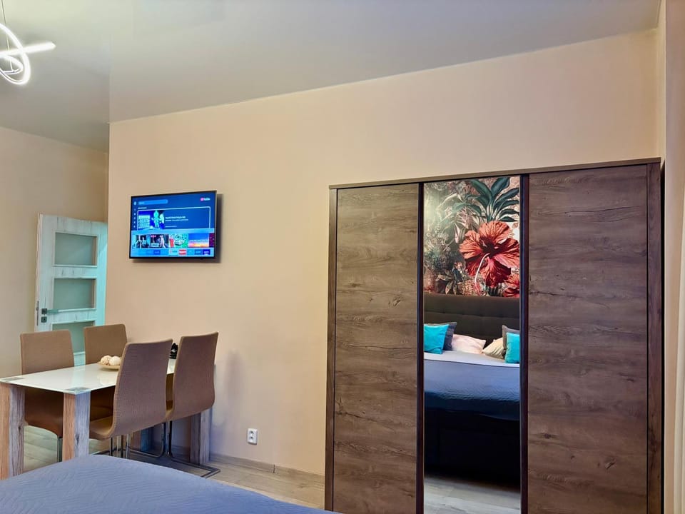 TV and multimedia, Photo of the whole room, Bedroom