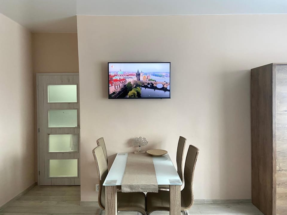 Communal lounge/ TV room, TV and multimedia, Dining area