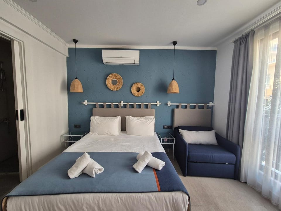 Bed, Photo of the whole room, Bedroom, towels, air conditioner