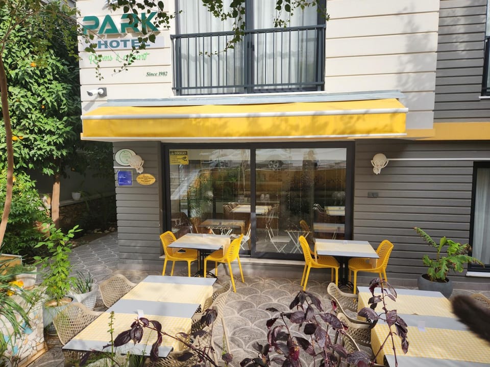 Facade/entrance, Off site, Day, Coffee/tea facilities, Balcony/Terrace, Decorative detail, Seating area, Breakfast, Alcoholic drinks, Non alcoholic drinks