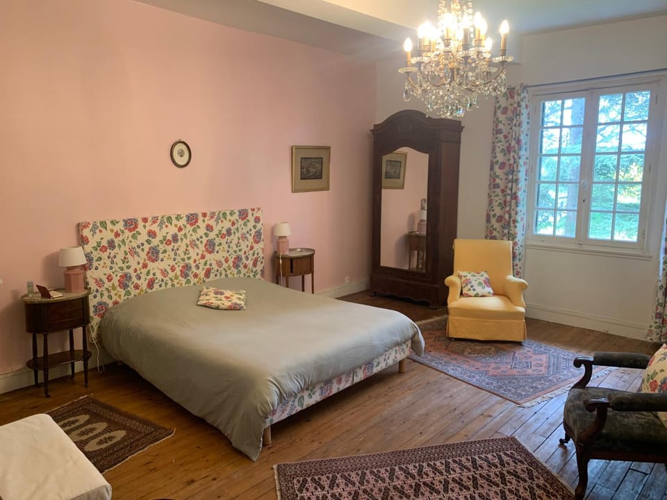 Bed, Photo of the whole room