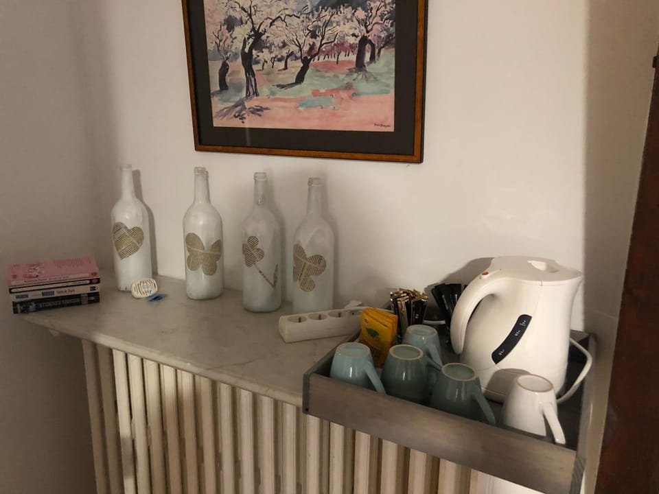 Coffee/tea facilities, Food and drinks