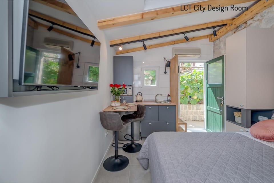 Bed, Kitchen or kitchenette, Seating area