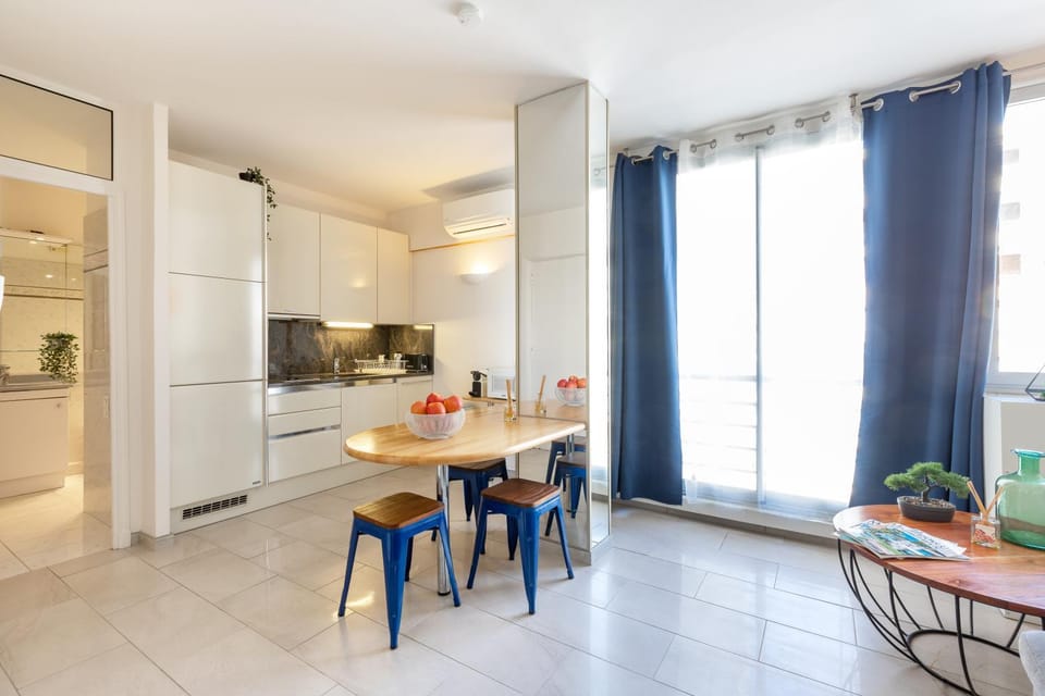 Kitchen or kitchenette, Seating area, Dining area, Communal kitchen, stove