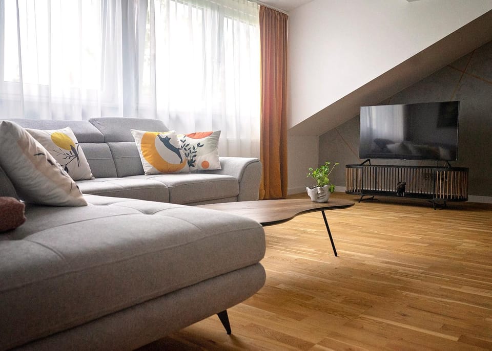 Communal lounge/ TV room, TV and multimedia, Living room, Seating area
