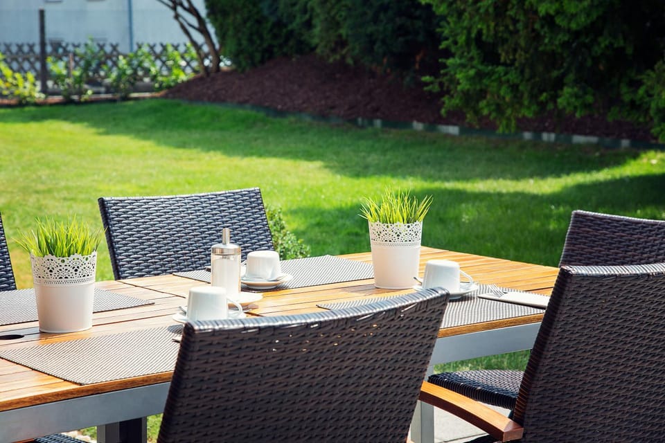 Restaurant/places to eat, Garden, Balcony/Terrace