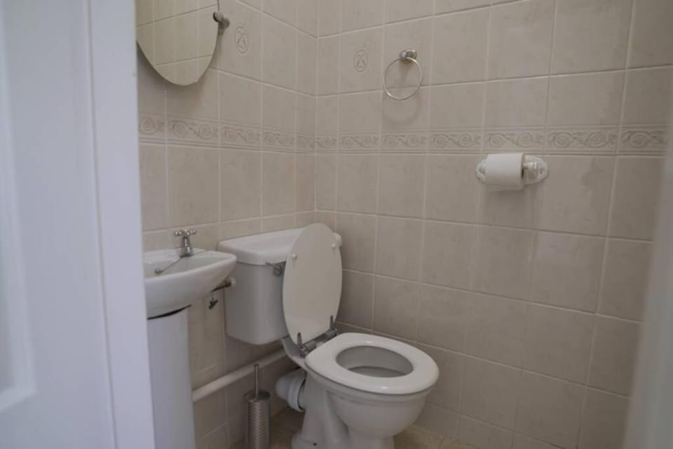 Sunrise Cottage on shores off Lough Gowna Villa in Longford