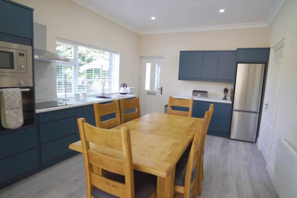 Sunrise Cottage on shores off Lough Gowna Villa in Longford