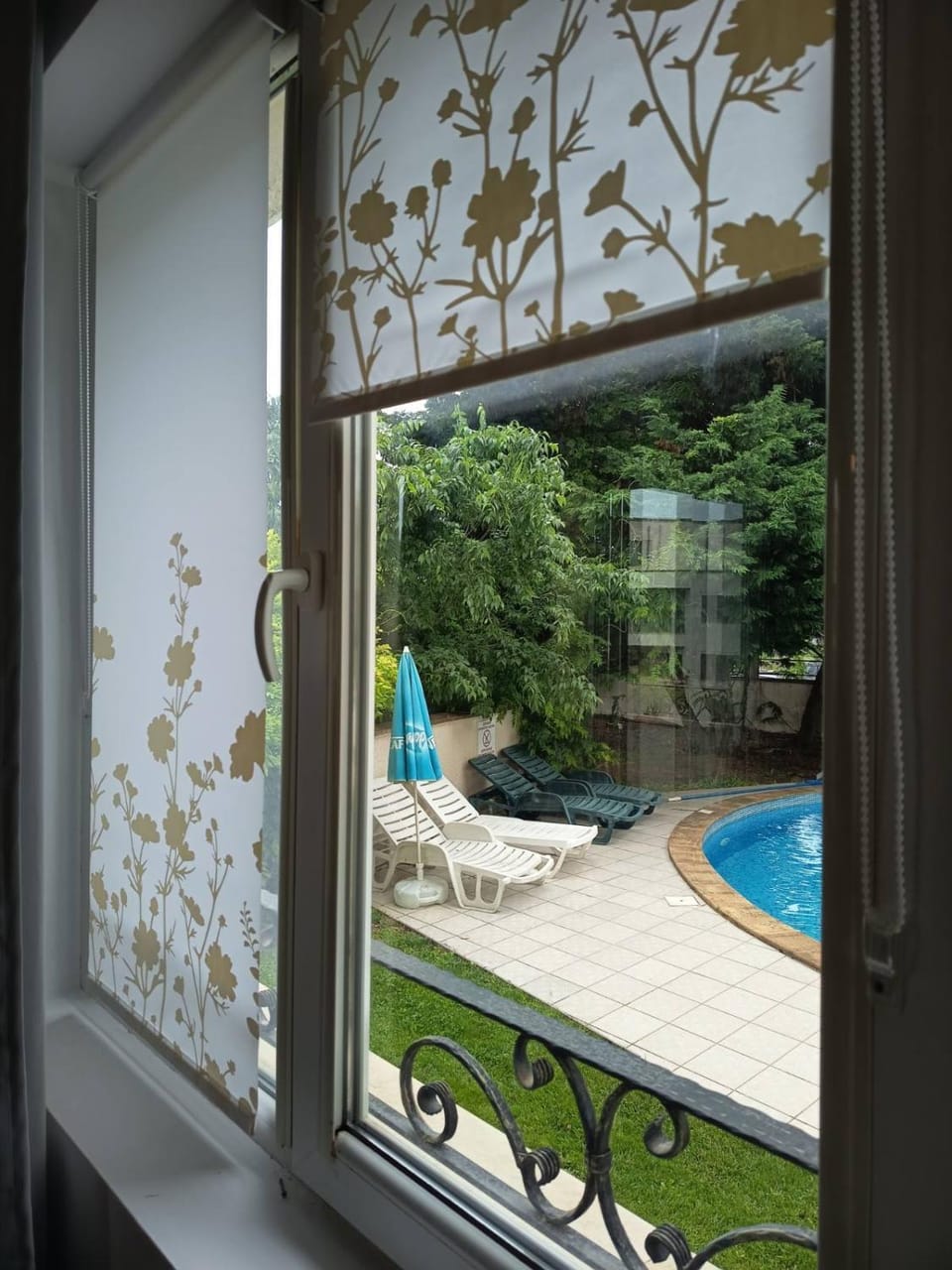 Living room, Pool view