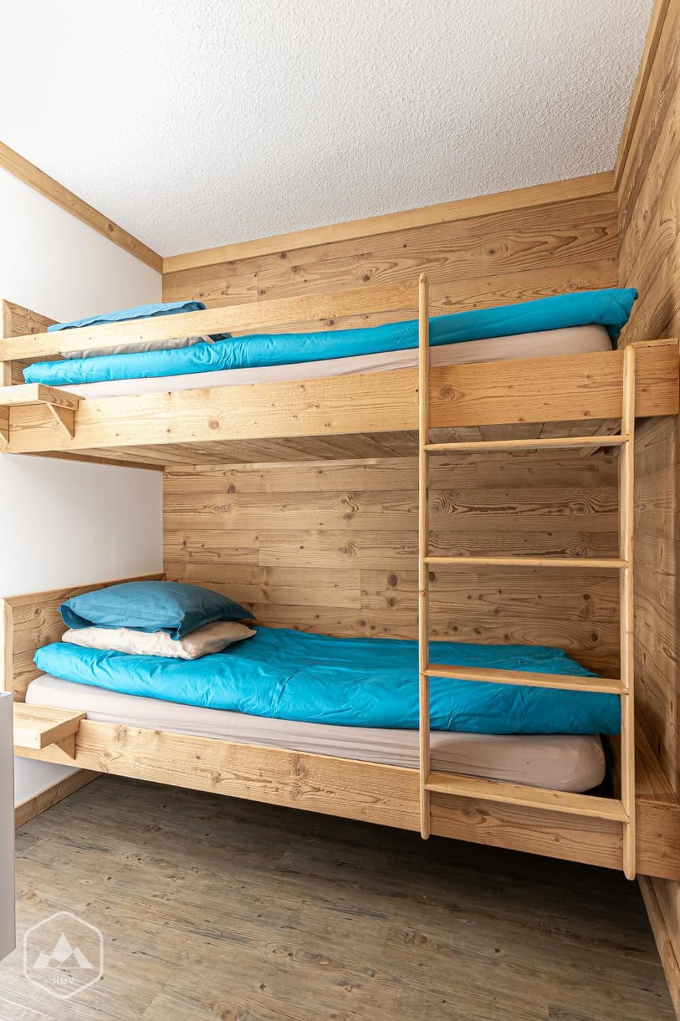 Photo of the whole room, bunk bed