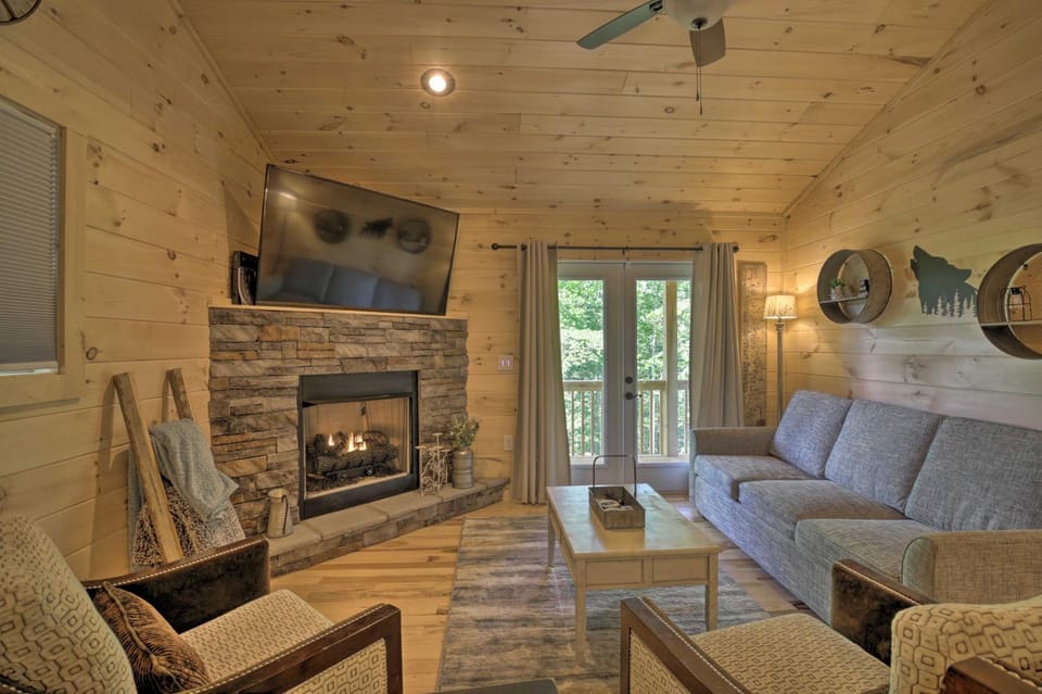 Private Hot Tub & EV Charger: Cozy Murphy Cabin! Cabin in North Carolina