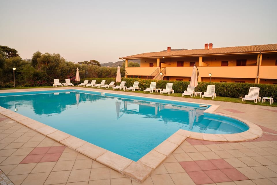 Property building, Day, Pool view, Swimming pool, Public Bath, sunbed