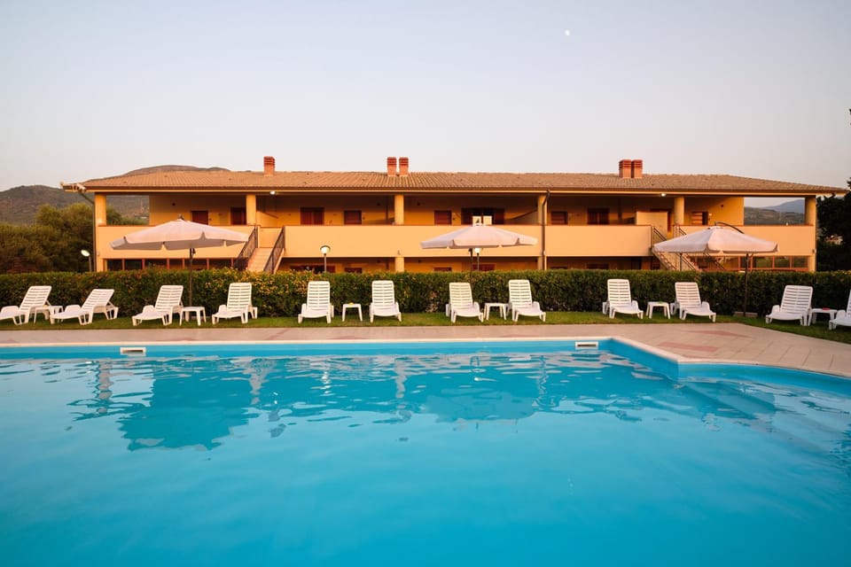 Property building, Day, Pool view, Swimming pool, Public Bath, sunbed