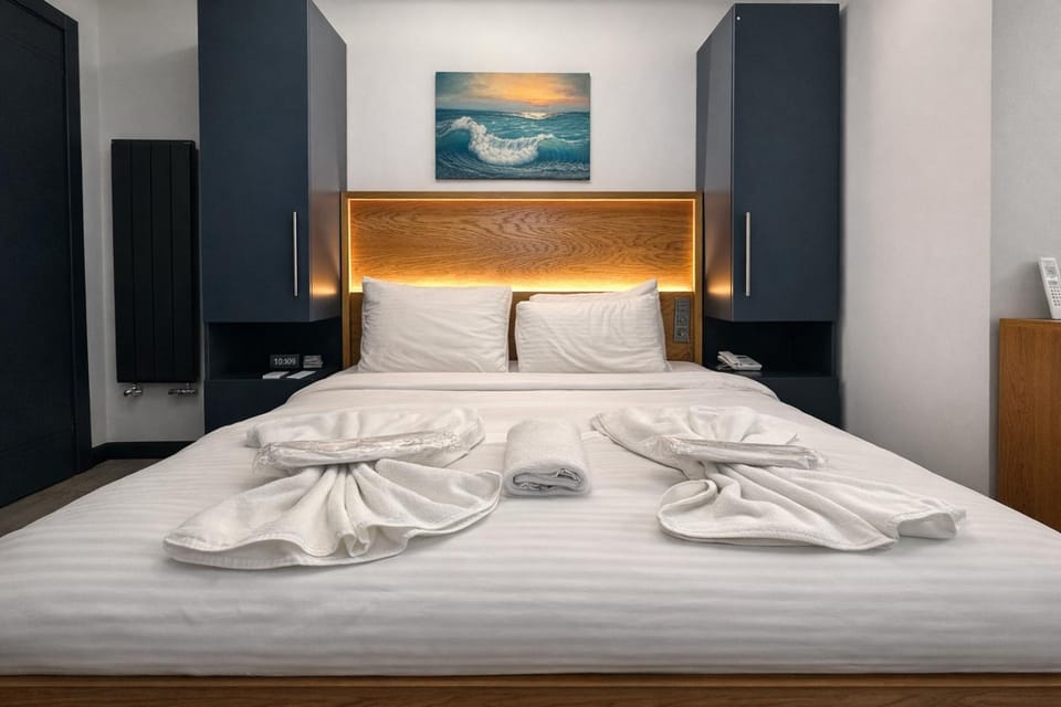 Bed, Bedroom, towels